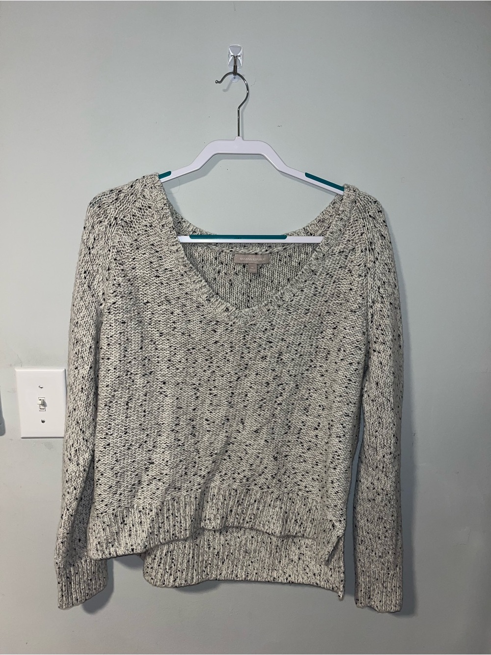 Banana Republic Speckled Cream and Gray V-Neck Sweater